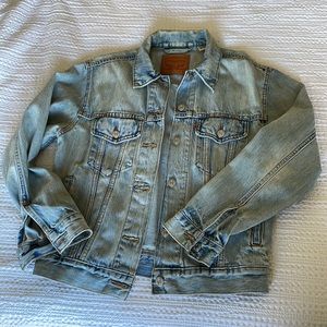 Levi’s trucker denim jacket size small